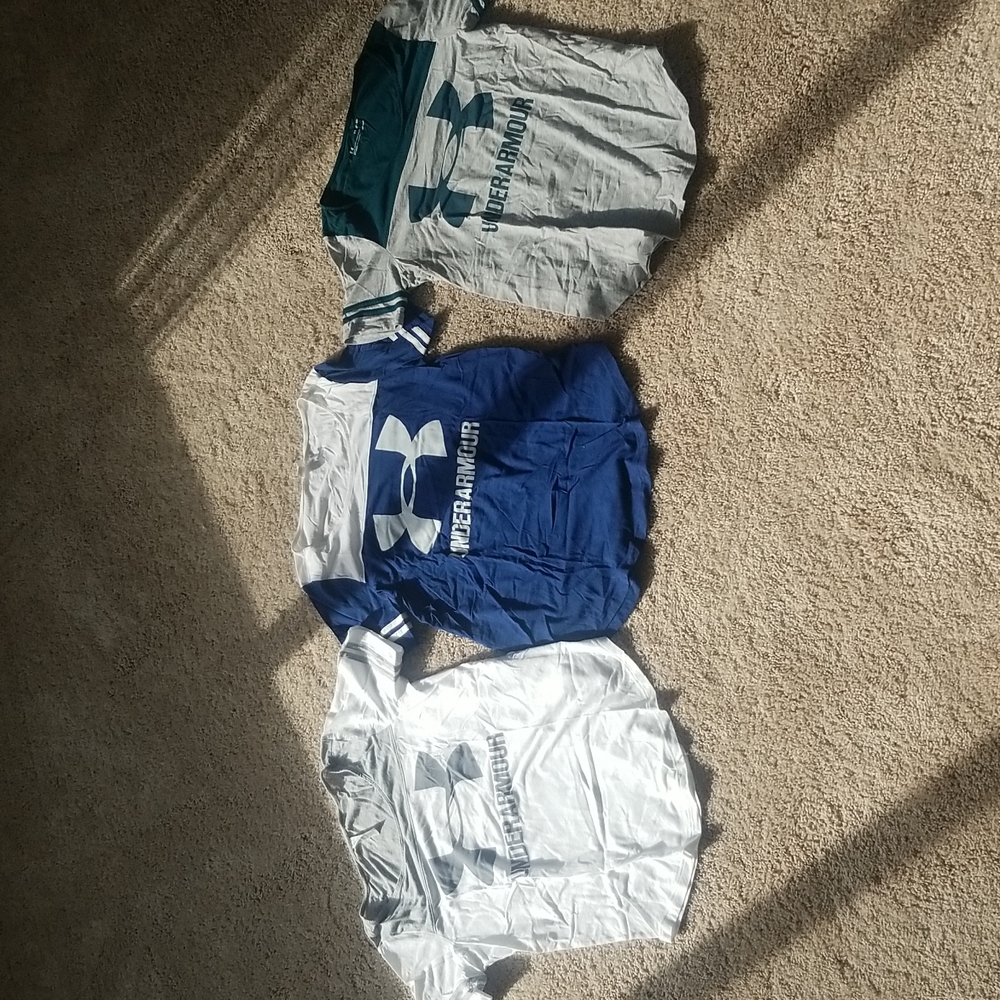 2 small & 1 xs Under Armour T-Shirts